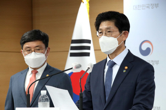 노형욱 국토교통부 장관이 7일 정부서울청사 브리핑실에서 LH혁신방안 대국민 브리핑을 하고 있다. 왼쪽은 안도걸 기획재정부 2차관. 연합뉴스